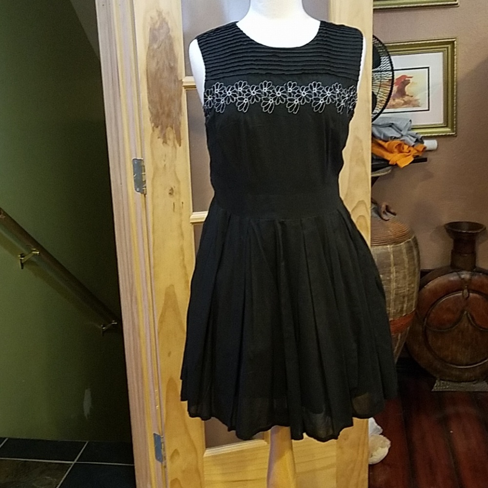 Little black dress with embroidery